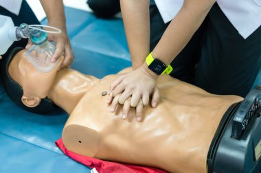 Temel yaşam desteği, gösteren göğüs sıkıştırma Cpr bebek üzerinde