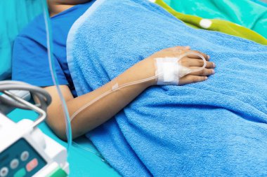 Serum hastanın eline damlıyor. 