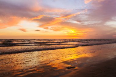 Okyanusun üzerinde güzel bir gün batımı. 