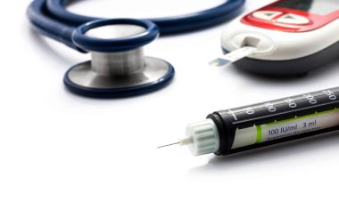 beyaz yüzey üzerinde çeşitli tıbbi araçları yakın çekim vurdu