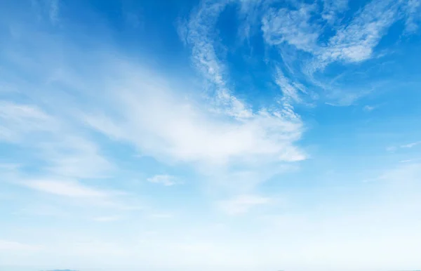 Блакитне Небо Хмарою — стокове фото
