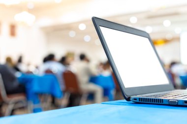 bilgisayar konferans salonunda boş beyaz ekran ile