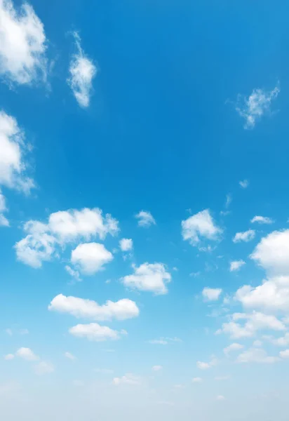 Sininen Taivas Pilvi — kuvapankkivalokuva