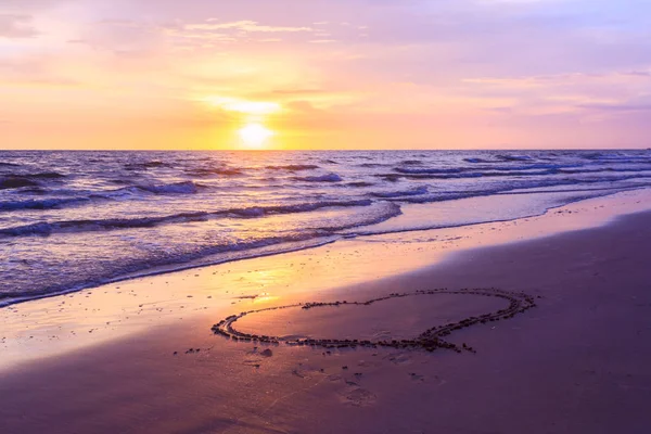 Forma Cuore Disegnato Una Spiaggia Sabbia Sole — Foto Stock