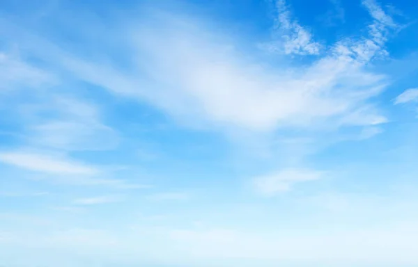 Блакитне Небо Пухнастими Хмарами — стокове фото