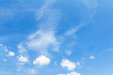 Bulutlu mavi gökyüzü