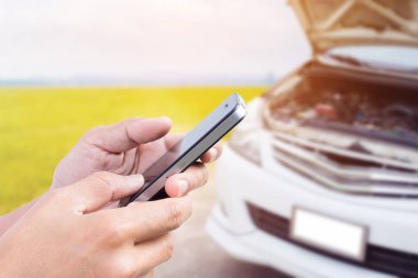Araba ile akıllı telefon kullanarak ele kırdı