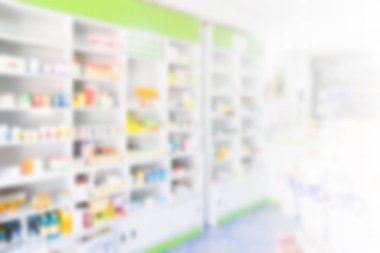 Eczanede bulanık ilaç rafları