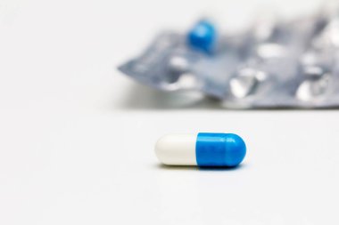 Beyaz adam kapsül ile Paketli