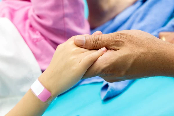Обрезанный Снимок Руки Держать Пациентов Руку Браслетом — стоковое фото