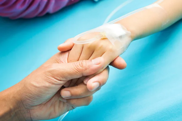 Στάγδην Στο Χέρι Του Ασθενούς Λευκό Backgroun — Φωτογραφία Αρχείου