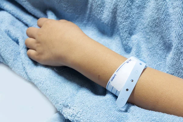 Mano Con Pulsera Identificación Del Paciente —  Fotos de Stock