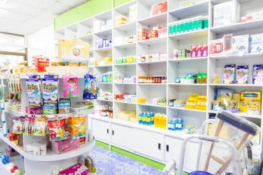 eczane çeşitli ilaçların kutuları raflara