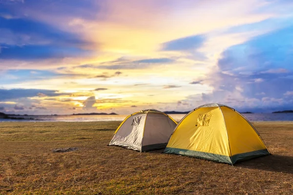 Tenda Amarela Perto Lago Nuvens Dramáticas — Fotografia de Stock