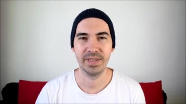 Ev erkeği içeriği yaratıcısından para kazan blog yazarı yere otur ve gülümse. 