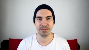 Ev erkeği içeriği yaratıcısından para kazan blog yazarı yere otur ve gülümse. 