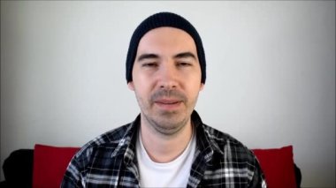 Ev erkeği içeriği yaratıcısından para kazan blog yazarı yere otur ve gülümse. 
