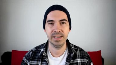 Ev erkeği içeriği yaratıcısından para kazan blog yazarı yere otur ve gülümse. 