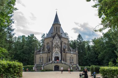 Schwarzenberska hrobka, Çek Cumhuriyeti, eski kale ormanı yaz güneşli gün tarihi Avrupa turizm binası