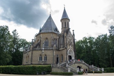 Schwarzenberska hrobka, Çek Cumhuriyeti, eski kale ormanı yaz güneşli gün tarihi Avrupa turizm binası