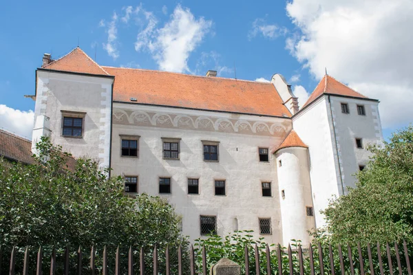 Telc, Tsjechische Republiek, oud kasteel uitzicht zomer zonnige dag uitzicht blauwe hemel toerisme oriëntatiepunt — Stockfoto