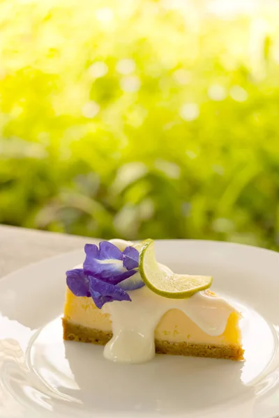 Een Stukje Heerlijke Citroen Kaas Witte Plaat Houten Tafel Met — Stockfoto