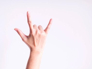 El işaretleri, başparmak, işaret parmağı ve küçük parmak gösteren bu anlamı seni seviyorum; Ama el Beyaz arka plan üzerinde arka tarafındaki ateş.
