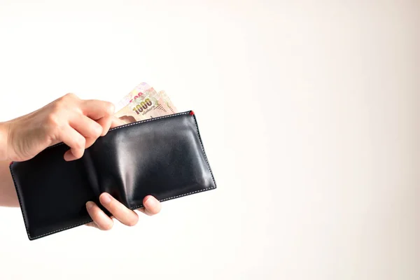 Bir cüzdan tutan eller ve Tay banknot değeri 1000 ve 500 Baht beyaz arka plan üzerinde ödeme için getirin.