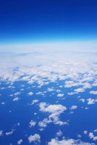Imagen Estilo Acuarela Cielo Azul Con Muchas Nubes Blancas Vertical —  Fotos de Stock