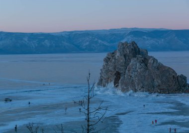 Kışın Cape Burkhan'da Şaman Kayası, kayanın kuzeyinde yer alan 