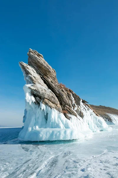 Verticaal beeld van Ogoy eiland in Siberië, Rusland. — Stockfoto