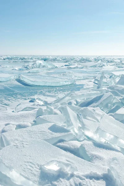 Prachtig landschap van transparant blauw gebarsten ijs van lak — Stockfoto