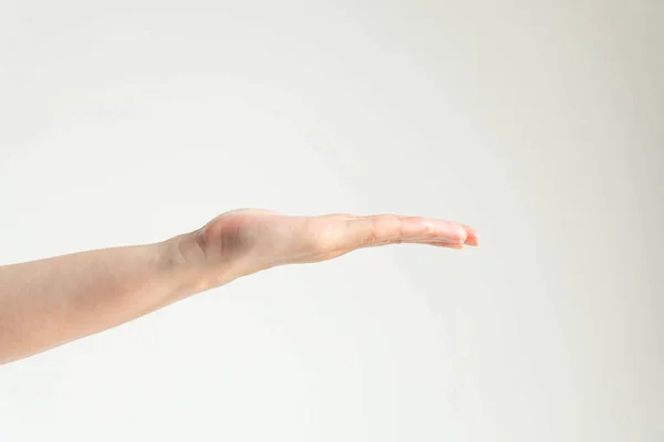 Vrouw open de palm van de hand op witte achtergrond. — Stockfoto