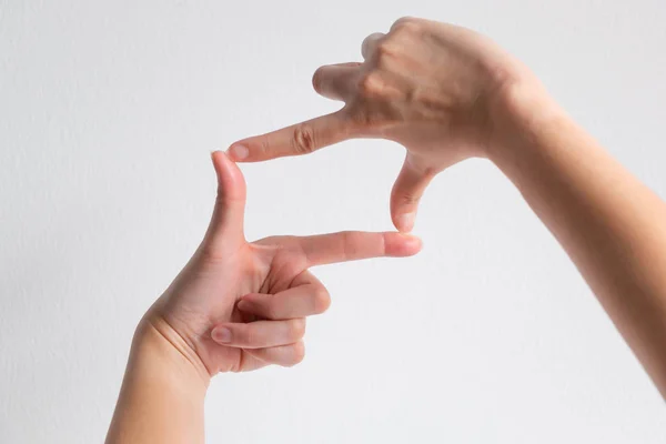 Symbol rámu fotoaparátu pomocí palce a ukazováčkem dvou rukou — Stock fotografie