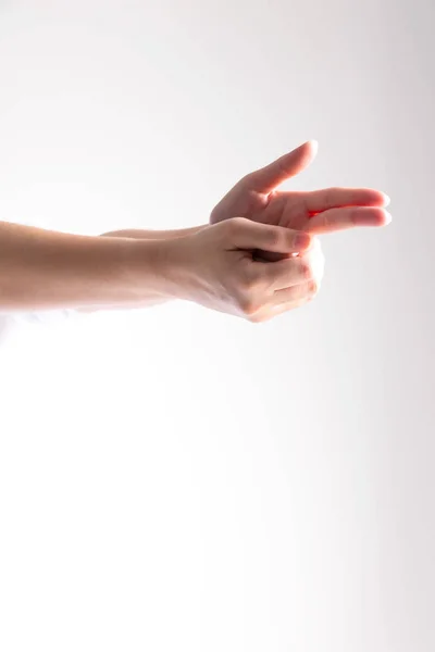 Imagen vertical de empalme de dos manos en forma de pistola sobre fondo blanco . —  Fotos de Stock