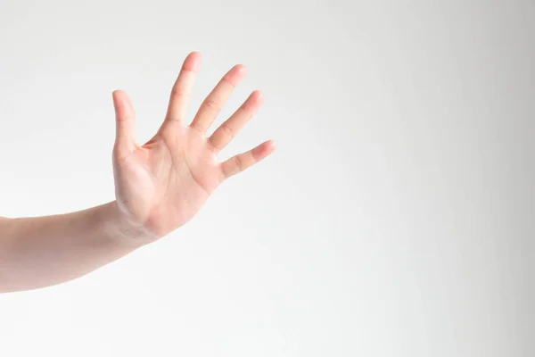 Frau zeigt eine Handfläche und hebt fünf Finger auf weißem Hintergrund. — Stockfoto