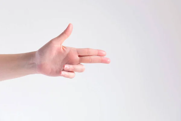 Una posa mano per essere a forma di pistola su sfondo bianco . — Foto Stock