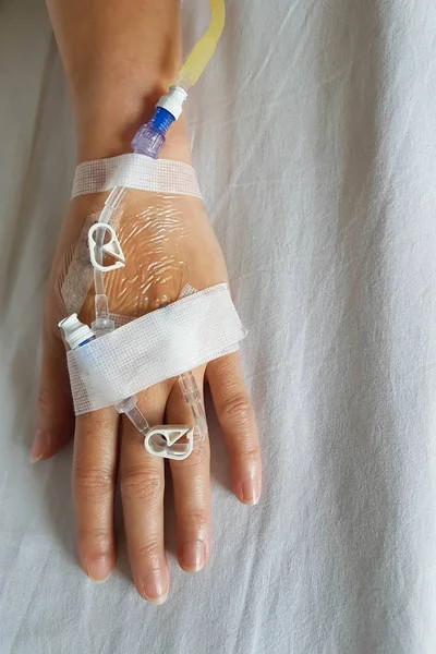 Mano del paciente con aguja cuentagotas para perfusión intravenosa en primer plano . —  Fotos de Stock