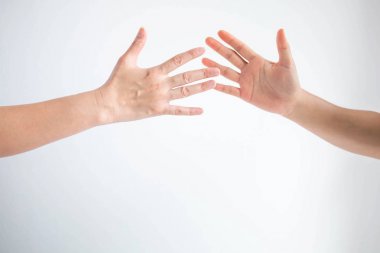 İki genç selamlaşmak için el ele tutuşuyor; veya oyuncu spor oyunda değiştirmek için el lerine dokunmadan.