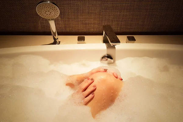Hölgy a kád teljes buborék tisztító lábát a szexi hangulat. — Stock Fotó