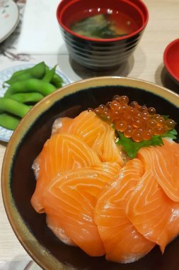 çiğ somon ve somon karaca ile japon pirinç (Somon donburi) miso çorbası ve edaemame ile.