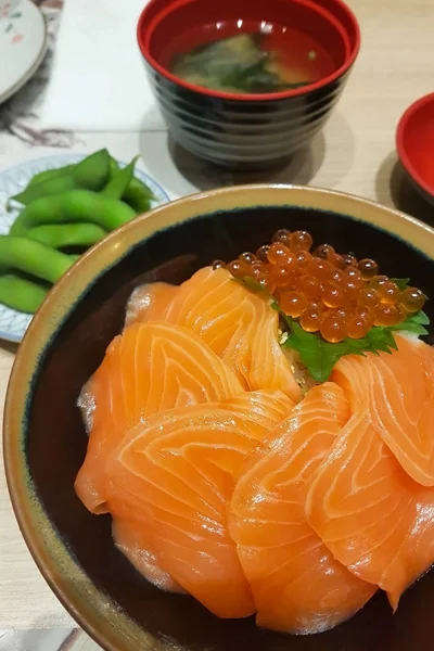 Японський рис з сирого лосося і Ікра лосося (лосось донбурі) з суп місо і емеме. — стокове фото