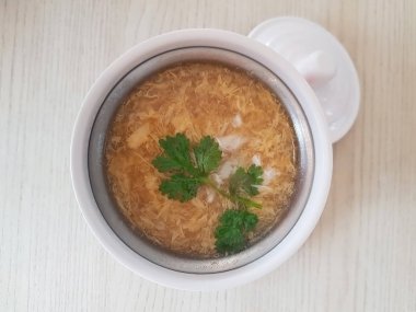 Hong Kong tarzında taze yengeç eti ile yumurta çorbası.