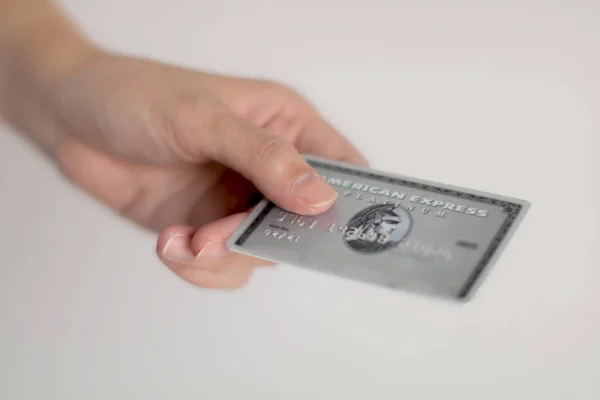 En person som innehar American Express-kreditkort för betalning. — Stockfoto