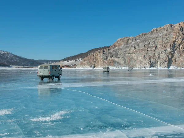 Jeeps militares rusos; transporte clásico tomar turistas cruzar el hielo en el lago baikal en viaje de invierno . —  Fotos de Stock