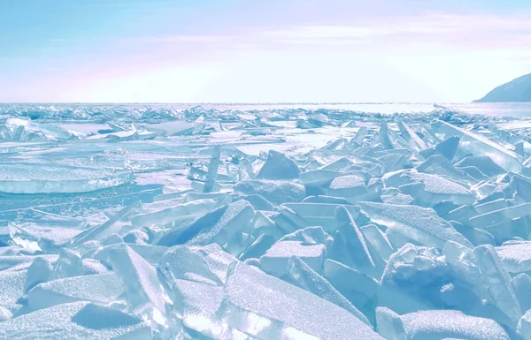 Pęknięta powierzchnia lodu z zamarzniętej wody w jeziorze Bajkał zimą. — Zdjęcie stockowe