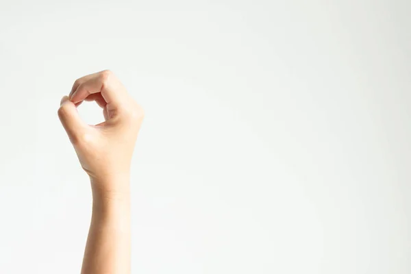 En hand gör cirkelform; eller visar nummer noll med hjälp av tummen vidrör andra fingrar på vit bakgrund. — Stockfoto