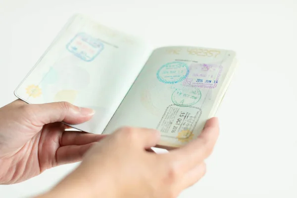 elleri içinde Göçmenlik damgası ile pasaport tutuyor.