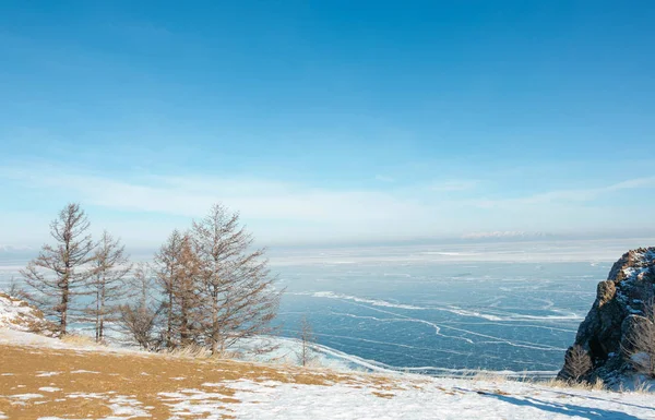 Paisagem do Lago Baikal congelado no inverno com nuvem e céu azul; ponto de vista da capa na ilha de Olkhon . — Fotografia de Stock