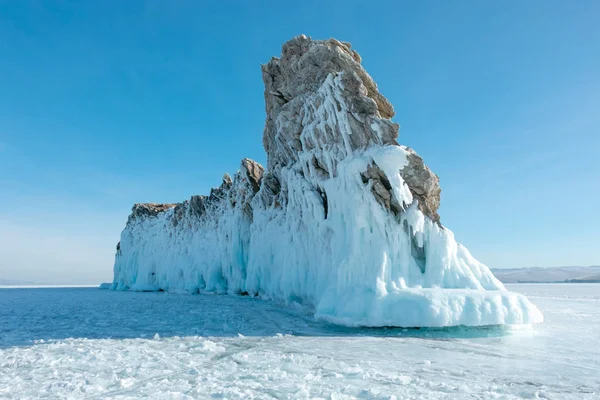 Ilha de Ogoy no Lago Baikal, Rússia no inverno com sombra; sob forte luz do sol . — Fotografia de Stock